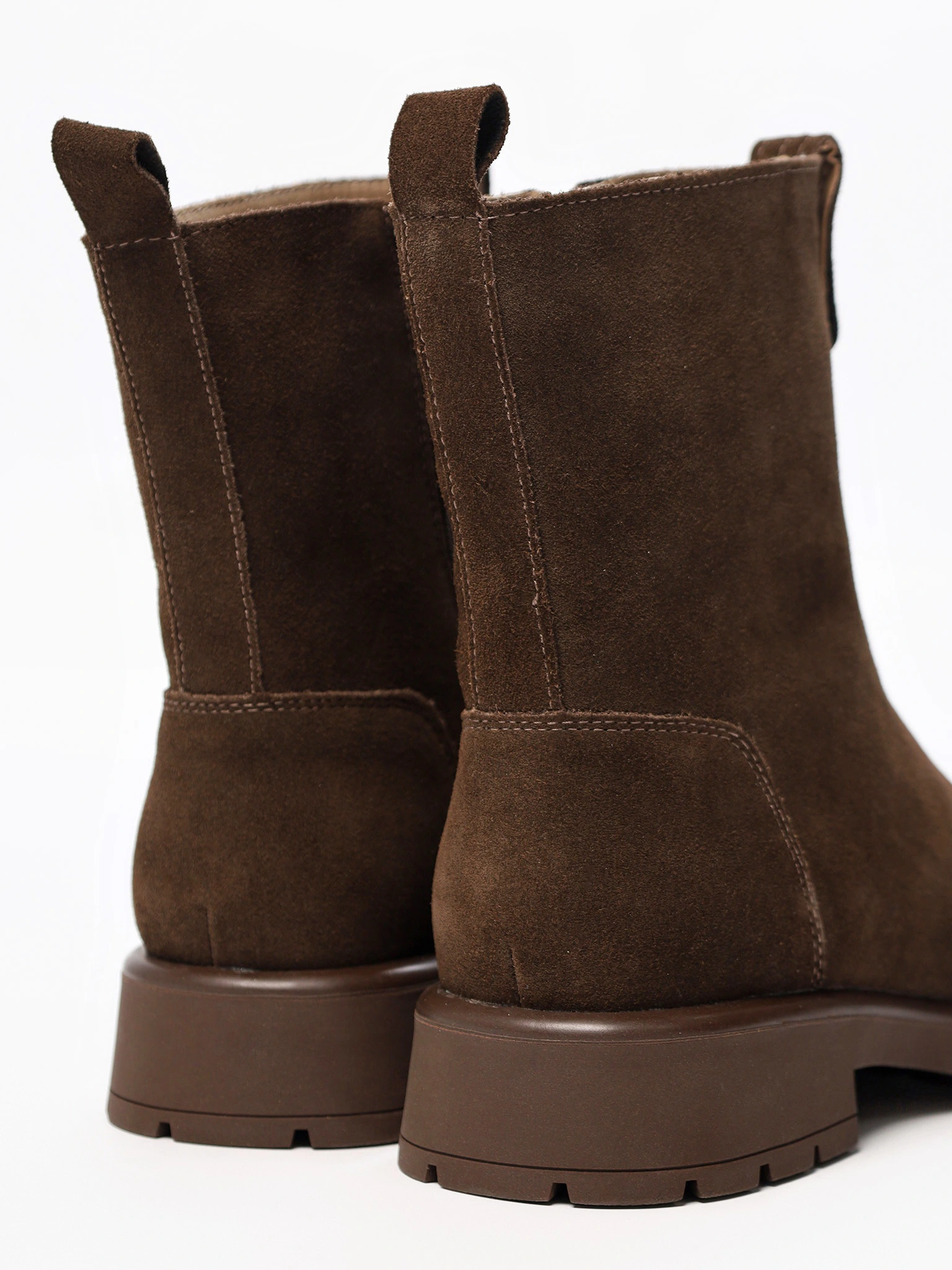 Ботинки темно-коричневого цвета на среднем каблуке